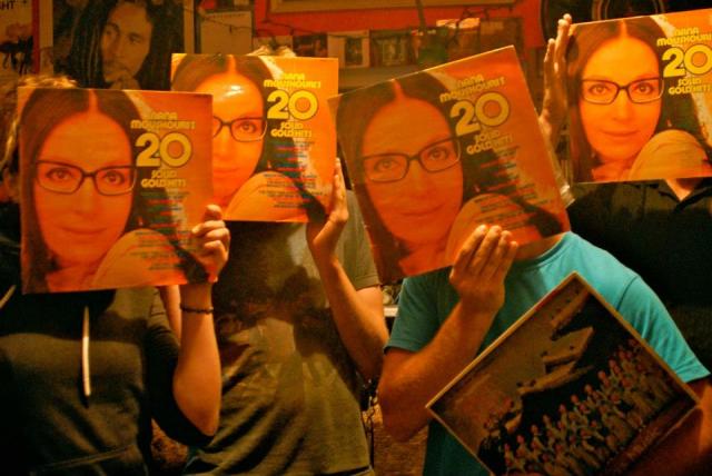 300094_465635980150000_469369983_n