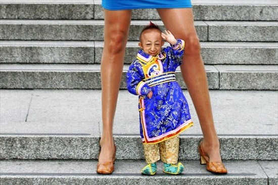 worlds_smallest_man_meets_longest_legs_woman_4-550x366